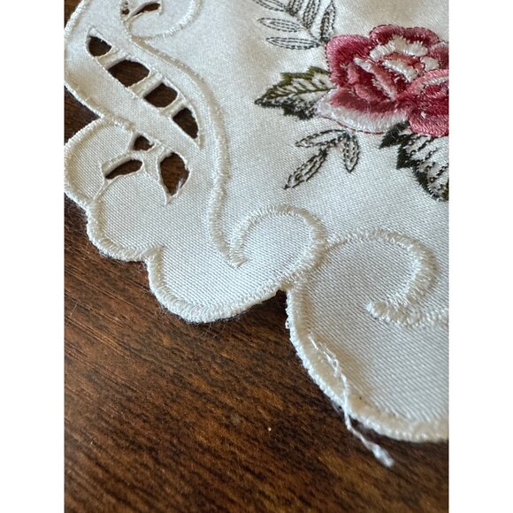 Vintage Crochet Doilies & Embroidered Table Mats Set Of 5 - Picture 15 of 16